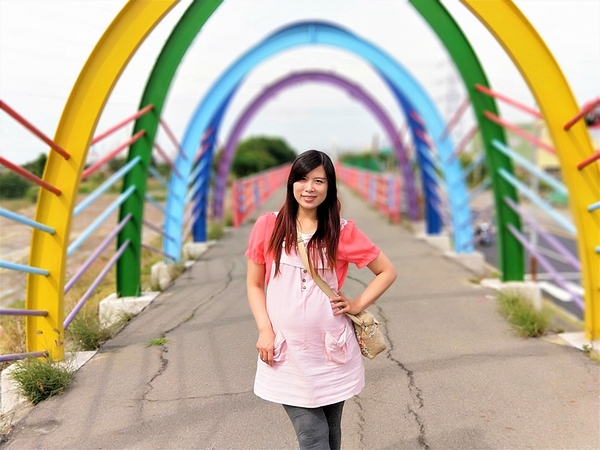 龍井西瓜觀景平台： 【台中龍井景點】西瓜觀景平台和彩虹廊道~挺著大肚應景當一下西瓜妹吧