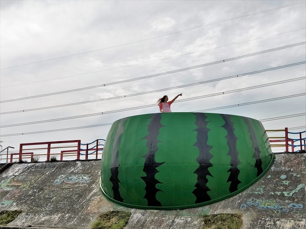 龍井西瓜觀景平台： 【台中龍井景點】西瓜觀景平台和彩虹廊道~挺著大肚應景當一下西瓜妹吧