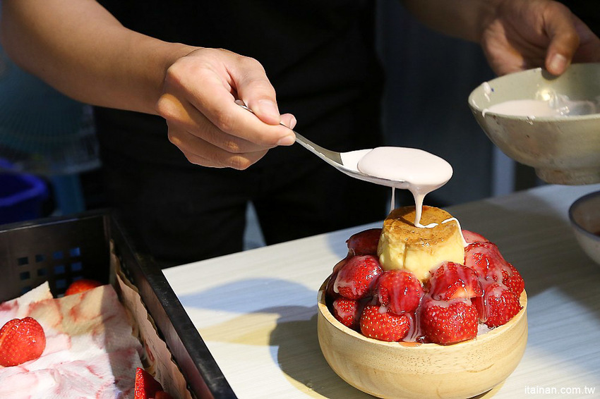 台南草莓冰｜台南下雪囉!!雪白的夢幻草莓冰，讓你秒變身夢幻美少女!!台南必吃排隊美食:清水堂愛玉專賣店 - 台南好Food遊