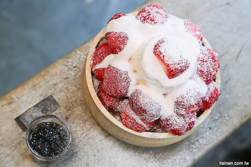 台南草莓冰｜台南下雪囉!!雪白的夢幻草莓冰，讓你秒變身夢幻美少女!!台南必吃排隊美食:清水堂愛玉專賣店 - 台南好Food遊