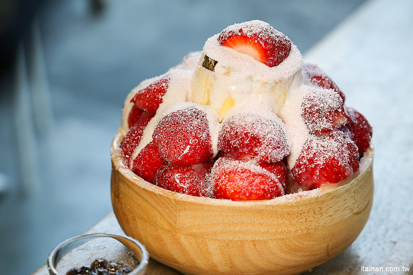 台南草莓冰｜台南下雪囉!!雪白的夢幻草莓冰，讓你秒變身夢幻美少女!!台南必吃排隊美食:清水堂愛玉專賣店 - 台南好Food遊
