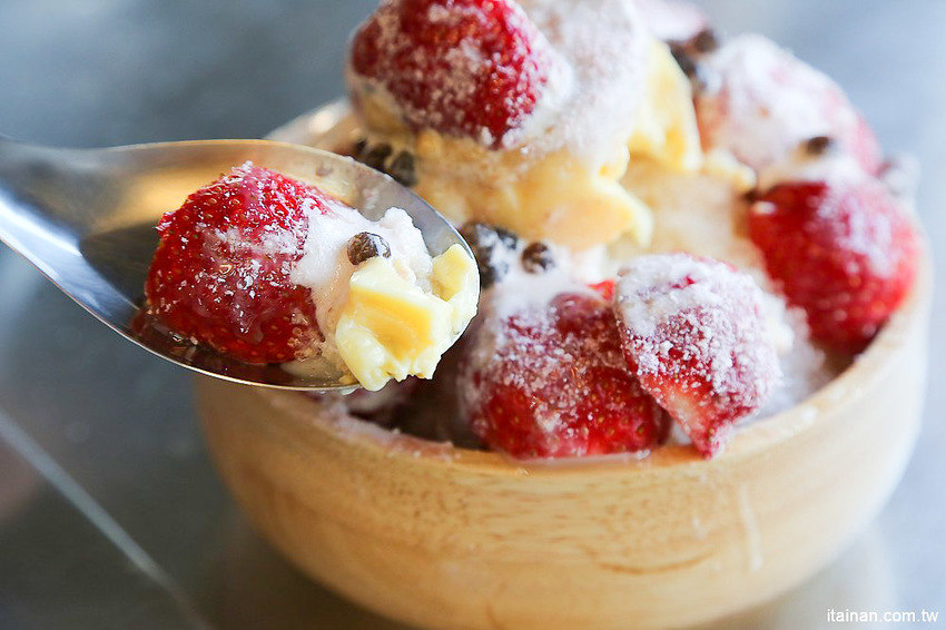 台南草莓冰｜台南下雪囉!!雪白的夢幻草莓冰，讓你秒變身夢幻美少女!!台南必吃排隊美食:清水堂愛玉專賣店 - 台南好Food遊