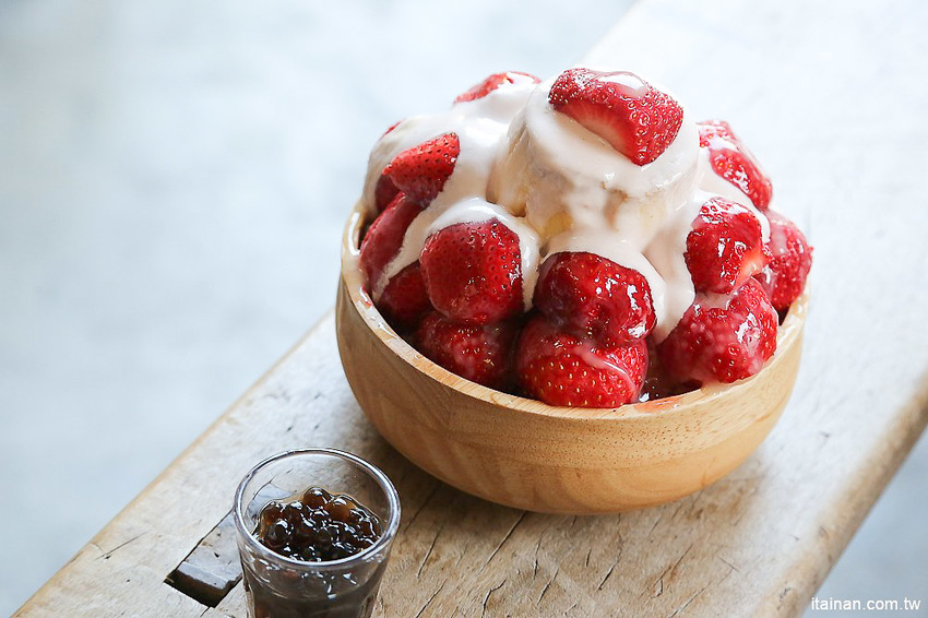 台南草莓冰｜台南下雪囉!!雪白的夢幻草莓冰，讓你秒變身夢幻美少女!!台南必吃排隊美食:清水堂愛玉專賣店 - 台南好Food遊