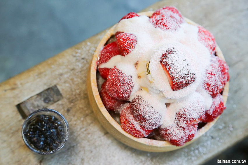台南草莓冰｜台南下雪囉!!雪白的夢幻草莓冰，讓你秒變身夢幻美少女!!台南必吃排隊美食:清水堂愛玉專賣店 - 台南好Food遊