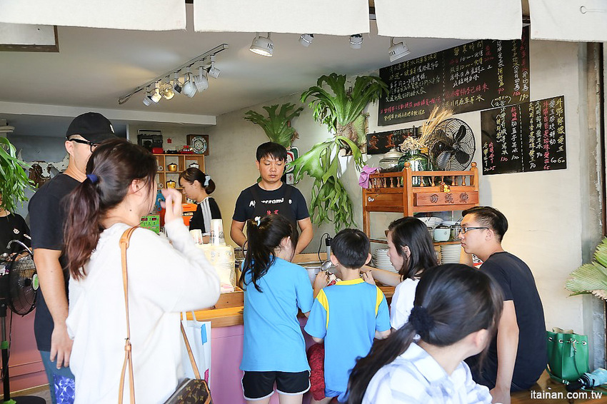 台南草莓冰｜台南下雪囉!!雪白的夢幻草莓冰，讓你秒變身夢幻美少女!!台南必吃排隊美食:清水堂愛玉專賣店 - 台南好Food遊