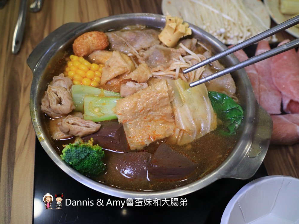 《新竹百來元平價小火鍋》8鍋臭臭鍋（新竹民權店)。無限量享用白飯、滷肉飯、涼麵、王子麵、雞絲麵、飲料、冰淇淋、爆米花︱巨城附近 （影片）