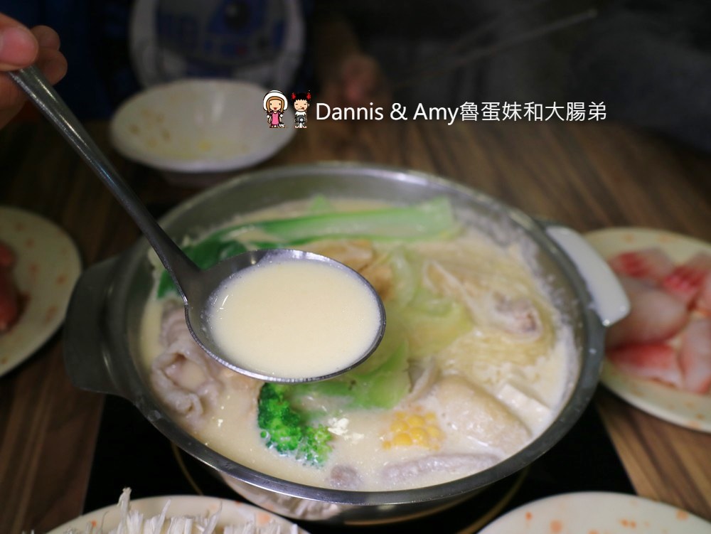 《新竹百來元平價小火鍋》8鍋臭臭鍋（新竹民權店)。無限量享用白飯、滷肉飯、涼麵、王子麵、雞絲麵、飲料、冰淇淋、爆米花︱巨城附近 （影片）