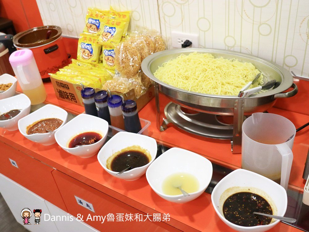 《新竹百來元平價小火鍋》8鍋臭臭鍋（新竹民權店)。無限量享用白飯、滷肉飯、涼麵、王子麵、雞絲麵、飲料、冰淇淋、爆米花︱巨城附近 （影片）