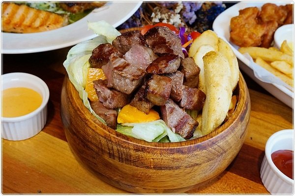 諾諾索 Non Lo So:諾諾索 Non Lo So║貨櫃屋太跳Tone!隱藏中友百貨巷弄內,平價義式料理,超浮誇骰子牛沙拉山!