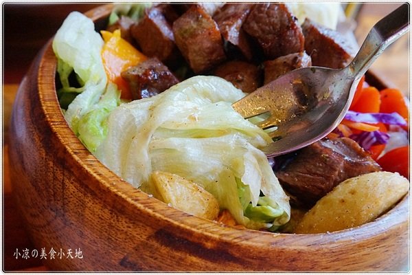 諾諾索 Non Lo So:諾諾索 Non Lo So║貨櫃屋太跳Tone!隱藏中友百貨巷弄內,平價義式料理,超浮誇骰子牛沙拉山!