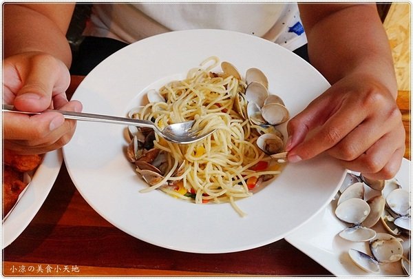 諾諾索 Non Lo So:諾諾索 Non Lo So║貨櫃屋太跳Tone!隱藏中友百貨巷弄內,平價義式料理,超浮誇骰子牛沙拉山!