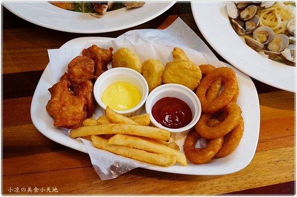 諾諾索 Non Lo So:諾諾索 Non Lo So║貨櫃屋太跳Tone!隱藏中友百貨巷弄內,平價義式料理,超浮誇骰子牛沙拉山!