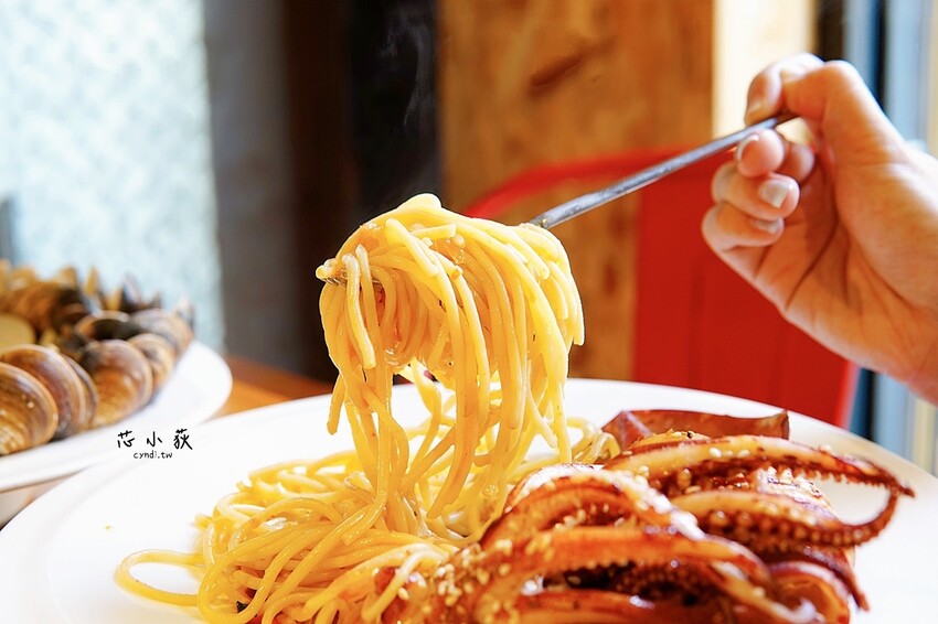 諾諾索Non Lo So義式料理一中店，台中巷弄隱藏美食餐廳，150元起平價美味，整圈蛤蠣和超大隻中捲浮誇限量供應 - Cyndi loves享食天堂