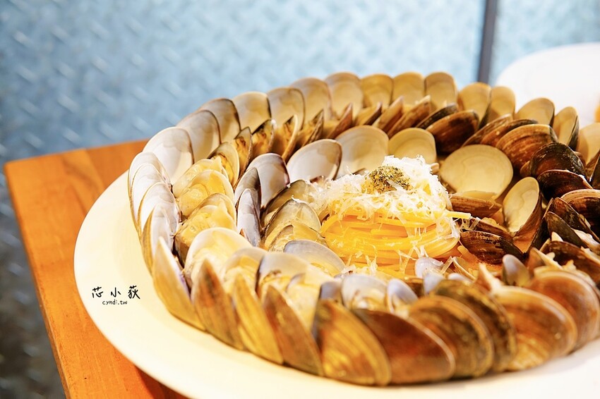 諾諾索Non Lo So義式料理一中店，台中巷弄隱藏美食餐廳，150元起平價美味，整圈蛤蠣和超大隻中捲浮誇限量供應 - Cyndi loves享食天堂