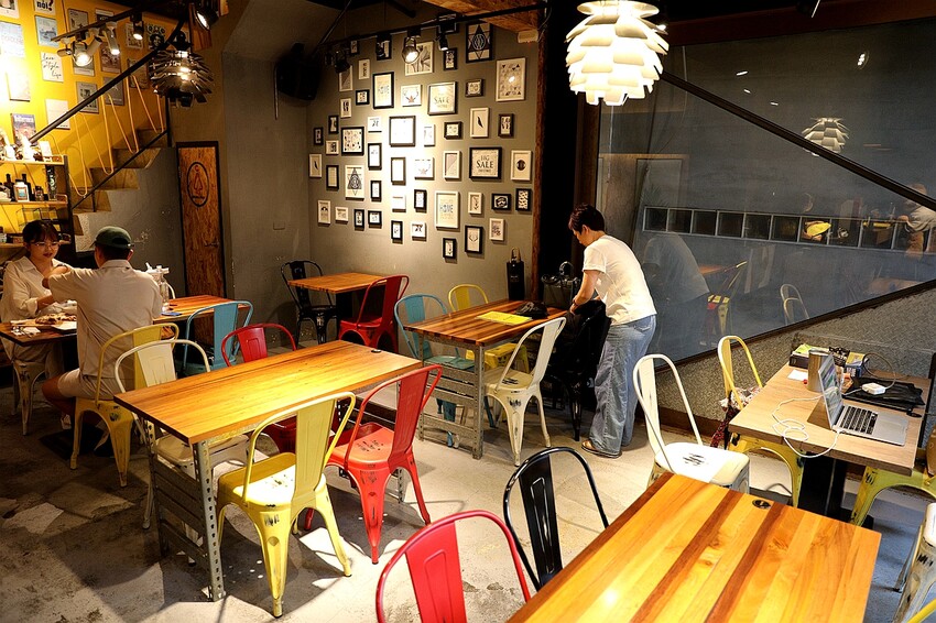 痛風慎入！超狂大龍蝦霸氣上桌 讓海鮮控都爆動｜諾諾索NonLoSo義式料理(一中商圈美食)