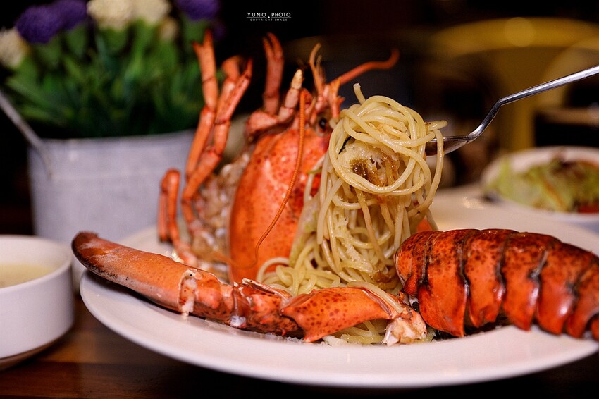 痛風慎入！超狂大龍蝦霸氣上桌 讓海鮮控都爆動｜諾諾索NonLoSo義式料理(一中商圈美食)