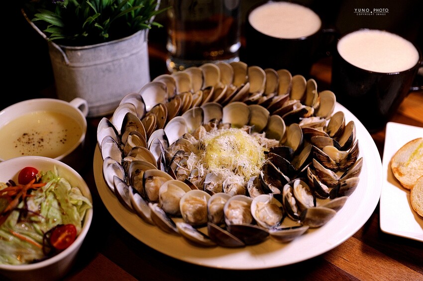 痛風慎入！超狂大龍蝦霸氣上桌 讓海鮮控都爆動｜諾諾索NonLoSo義式料理(一中商圈美食)