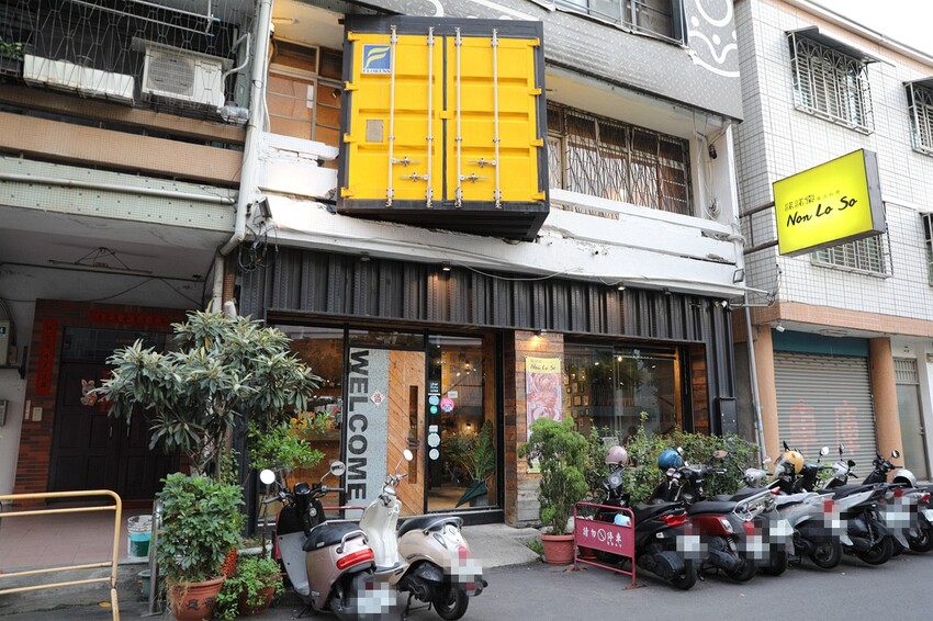 痛風慎入！超狂大龍蝦霸氣上桌 讓海鮮控都爆動｜諾諾索NonLoSo義式料理(一中商圈美食)