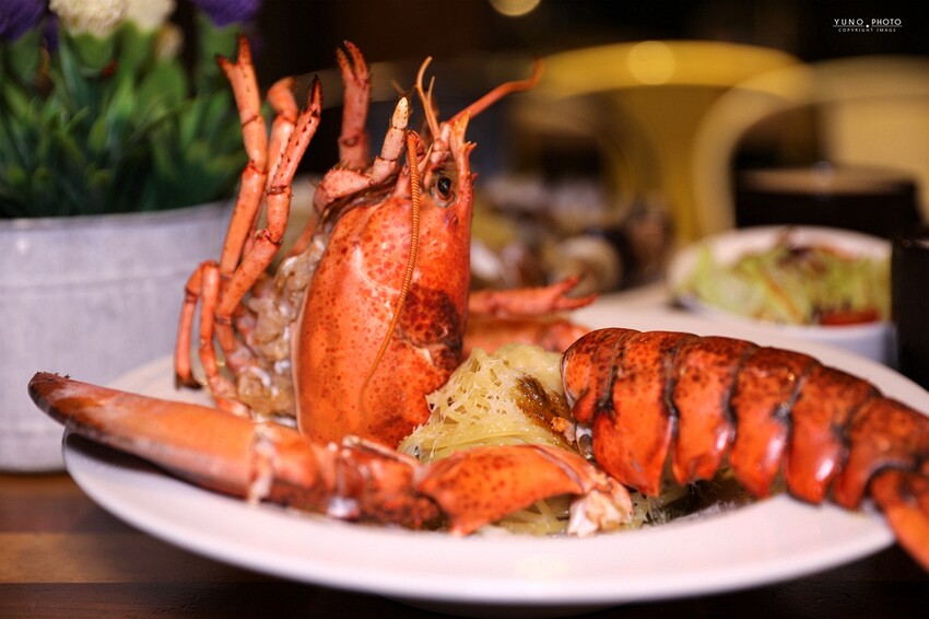 痛風慎入！超狂大龍蝦霸氣上桌 讓海鮮控都爆動｜諾諾索NonLoSo義式料理(一中商圈美食)