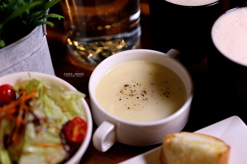 痛風慎入！超狂大龍蝦霸氣上桌 讓海鮮控都爆動｜諾諾索NonLoSo義式料理(一中商圈美食)