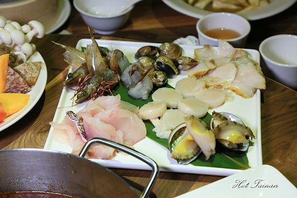 周記港食：【台南美食】港式火鍋開賣！燒臘商業午餐平日限定開賣，市政府週邊美食：周記港食