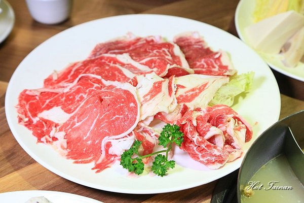 周記港食：【台南美食】港式火鍋開賣！燒臘商業午餐平日限定開賣，市政府週邊美食：周記港食