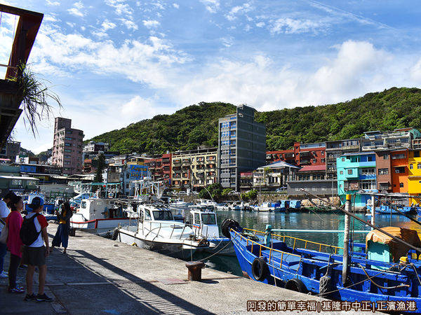 正濱漁港16-景觀台旁有階梯可下達碼頭.JPG