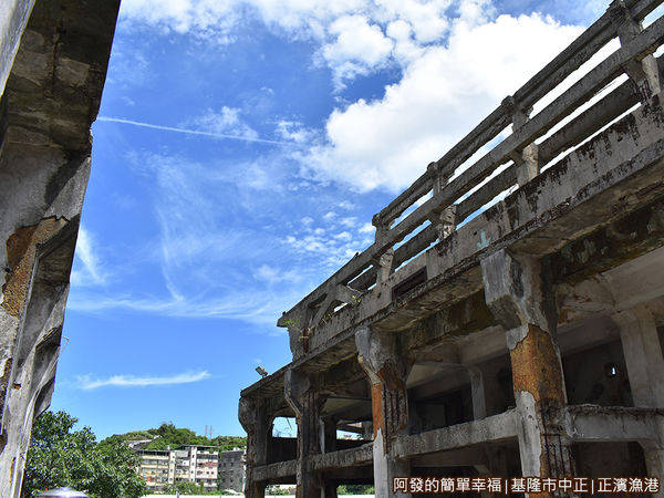 正濱漁港10-遺址內的藍天白雲景色.JPG