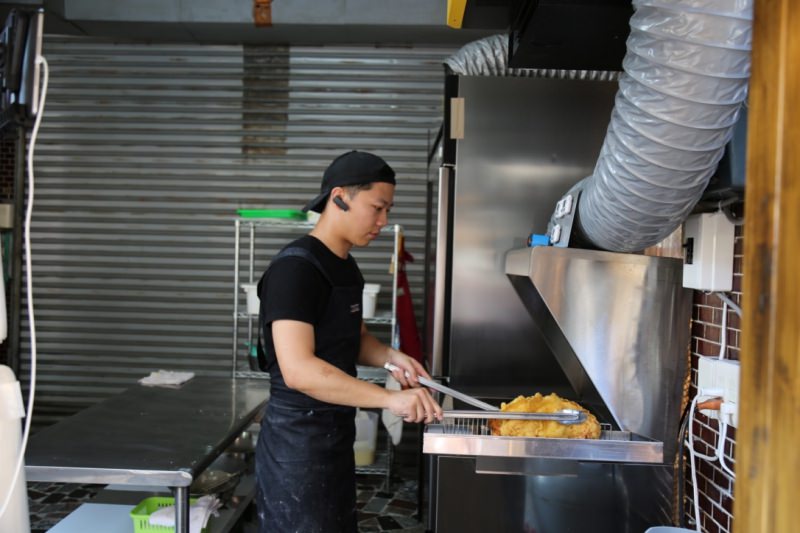 [台南]成大雞排推薦 育樂街銅板美食 彩色雞排IG打卡點 雞排本色成功店