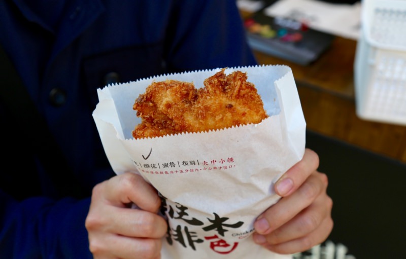 [台南]成大雞排推薦 育樂街銅板美食 彩色雞排IG打卡點 雞排本色成功店