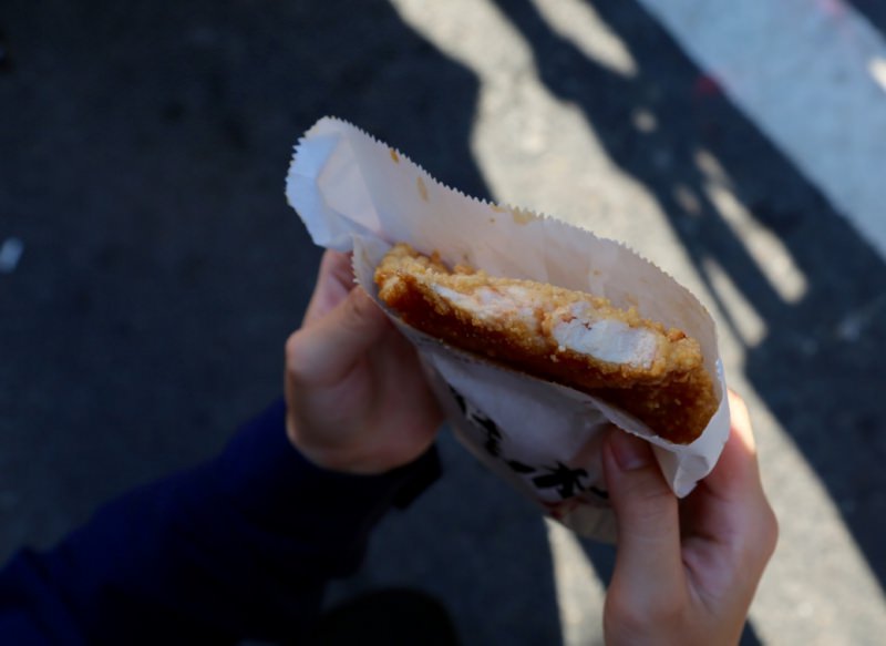 [台南]成大雞排推薦 育樂街銅板美食 彩色雞排IG打卡點 雞排本色成功店