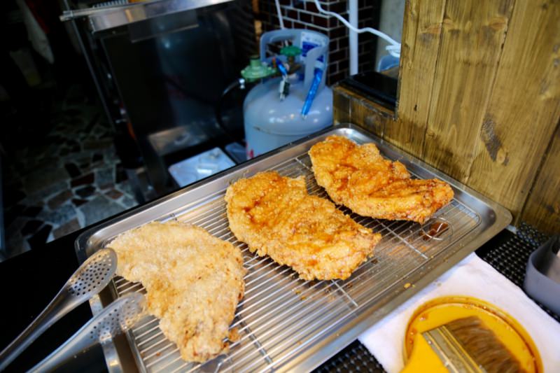 [台南]成大雞排推薦 育樂街銅板美食 彩色雞排IG打卡點 雞排本色成功店