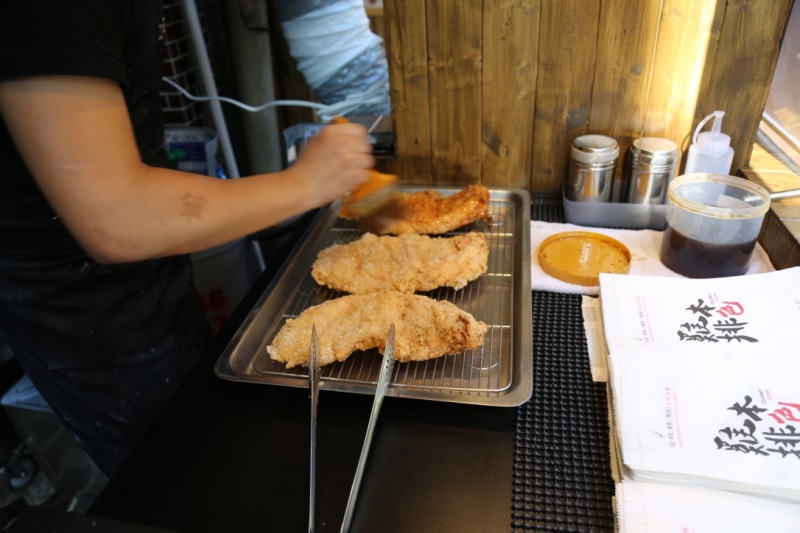 [台南]成大雞排推薦 育樂街銅板美食 彩色雞排IG打卡點 雞排本色成功店