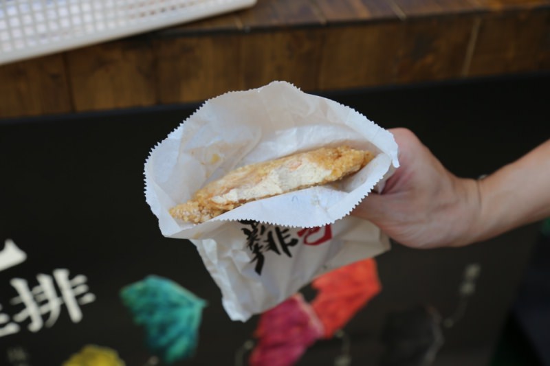 [台南]成大雞排推薦 育樂街銅板美食 彩色雞排IG打卡點 雞排本色成功店