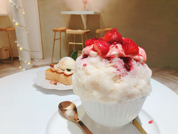 圓圓家愛吃貨-《台北中山》網美瘋IG打卡聖地，酸甜草莓好滋味，初戀好味道