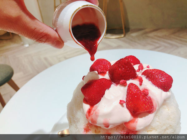 圓圓家愛吃貨-《台北中山》網美瘋IG打卡聖地，酸甜草莓好滋味，初戀好味道