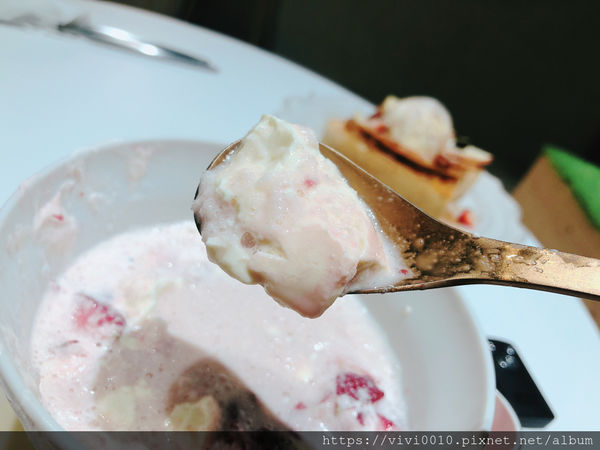 圓圓家愛吃貨-《台北中山》網美瘋IG打卡聖地，酸甜草莓好滋味，初戀好味道