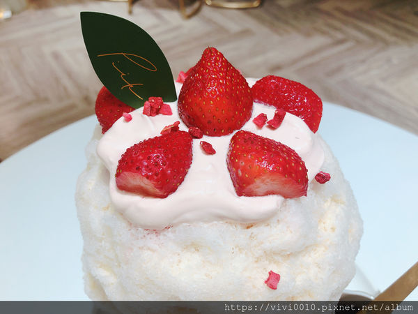 圓圓家愛吃貨-《台北中山》網美瘋IG打卡聖地，酸甜草莓好滋味，初戀好味道