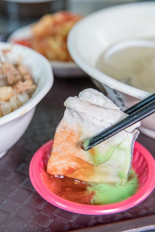 【跟著舒國治尋小吃110回-高雄新興美食】50年老店郭家肉燥飯.肉燥飯配魚皮湯