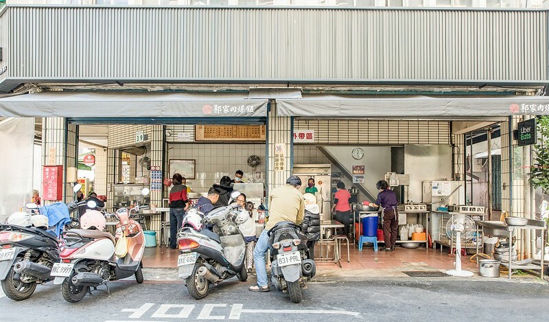 【跟著舒國治尋小吃110回-高雄新興美食】50年老店郭家肉燥飯.肉燥飯配魚皮湯