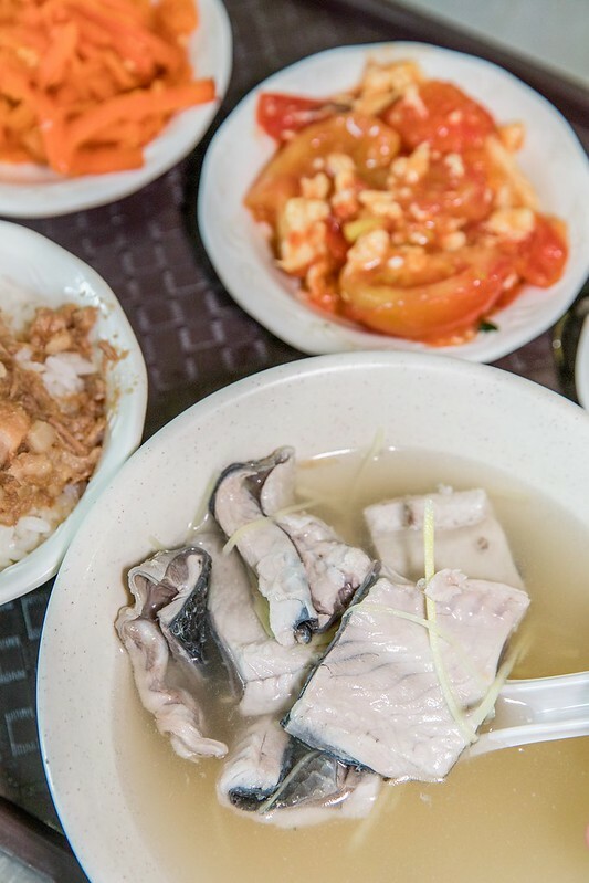【跟著舒國治尋小吃110回-高雄新興美食】50年老店郭家肉燥飯.肉燥飯配魚皮湯