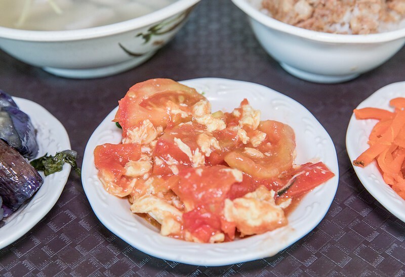 【跟著舒國治尋小吃110回-高雄新興美食】50年老店郭家肉燥飯.肉燥飯配魚皮湯