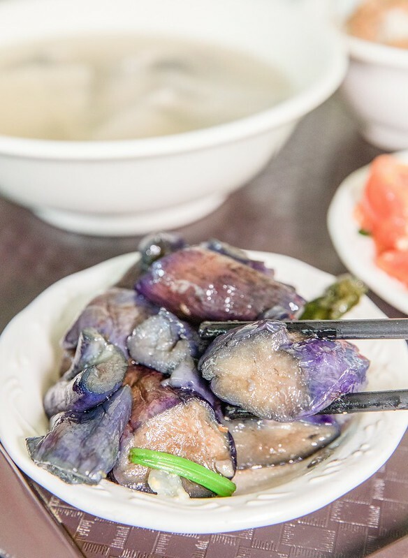 【跟著舒國治尋小吃110回-高雄新興美食】50年老店郭家肉燥飯.肉燥飯配魚皮湯