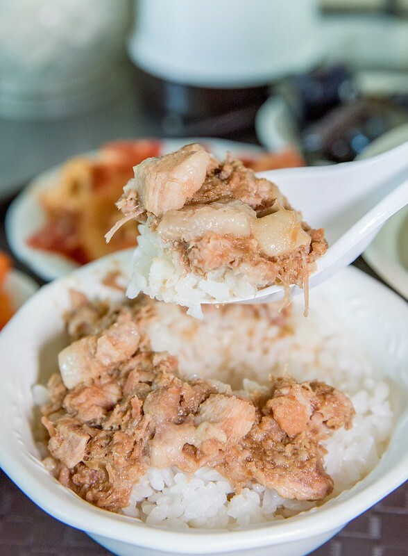 【跟著舒國治尋小吃110回-高雄新興美食】50年老店郭家肉燥飯.肉燥飯配魚皮湯