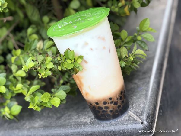 942台灣好茶-公益店：台中美食│942台灣好茶-公益店〃來自霧峰的超人氣黑糖珍珠鮮奶，就在勤美綠園道旁～