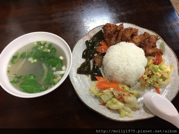 阿芳魯肉飯：【新北新莊】阿芳滷肉飯/橙汁炸肉啵棒的滋味