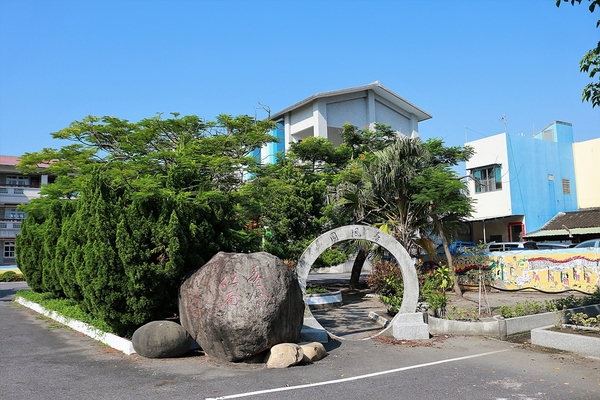 麥寮國小：【雲林麥寮景點】麥寮國小積木公園～誤闖到多啦Ａ夢的水管公園囉 積木好巨大阿