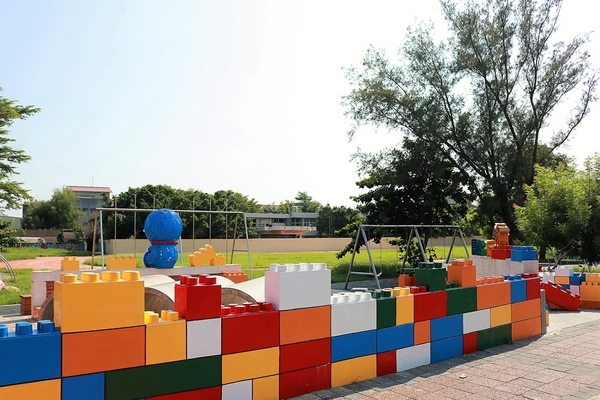 麥寮國小：【雲林麥寮景點】麥寮國小積木公園～誤闖到多啦Ａ夢的水管公園囉 積木好巨大阿