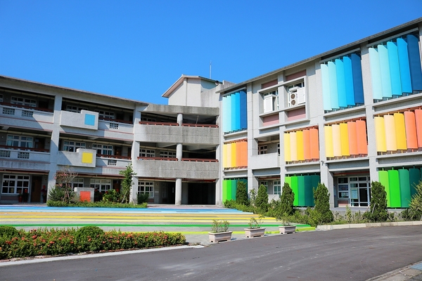 麥寮國小：【雲林麥寮景點】麥寮國小積木公園～誤闖到多啦Ａ夢的水管公園囉 積木好巨大阿