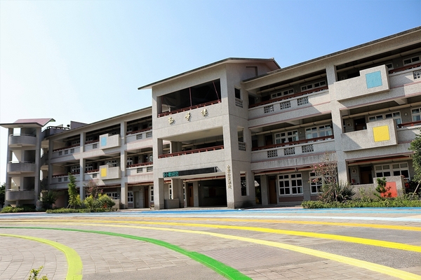 麥寮國小：【雲林麥寮景點】麥寮國小積木公園～誤闖到多啦Ａ夢的水管公園囉 積木好巨大阿